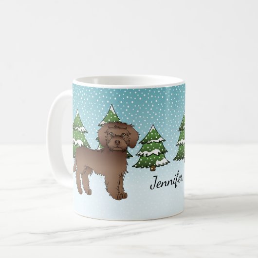 Mug Chien Mini Goldendoodle Brun Dans Une Forêt D'Hive (Devant gauche)