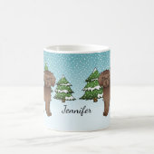 Mug Chien Mini Goldendoodle Brun Dans Une Forêt D'Hive (Centre)
