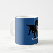 Mug Chien noir de laboratoire avec le drapeau (Devant gauche)