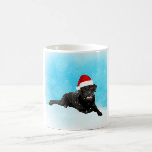 Mug Chien noir du Labrador assis à la neige Noël (Centre)