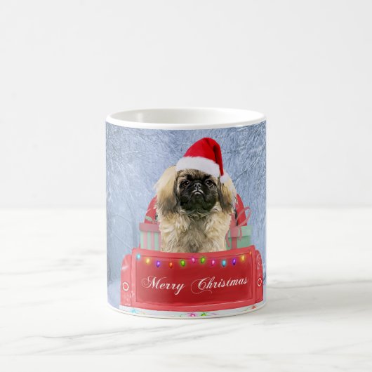 Mug Chien pekingese en neige assis sur un camion de No (Centre)