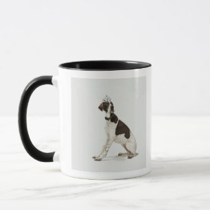 Mug Chien se reposant avec un diadème sur la tête