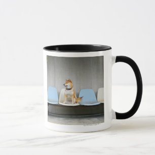 Mug Chien se reposant sur le banc
