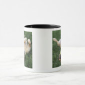 Mug Chien s'étendant upside-down dans l'herbe avec de (Centre)