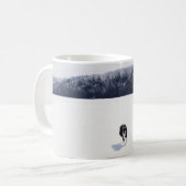MUG CHIEN SUR UNE PLAIN DE NEIGE (Devant gauche)