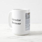 Mug Chiens d'arrêt de Labrador jouant dans la neige (Devant gauche)