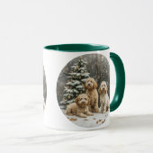 Mug Chiens de chiot de Noël Goldendoodle (Devant droit)