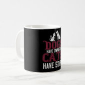 Mug Chiens ont propriétaire Chats ont du personnel (Devant gauche)