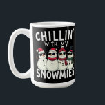 Mug Chillin' With My Snowmies Funky Snowman Christmas<br><div class="desc">fête et amusante famille Noël groupe de design assorti qui dit "Chillin avec mes neiges",  pour fille,  fils,  maman,  papa,  grand-mère,  grand-père,  petits-enfants,  famille et amis,  amateurs de neige,  pour noël</div>