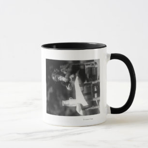 Mug Chimpanzé assis à table au zoo national