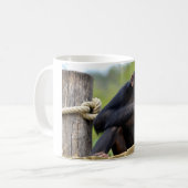 Mug Chimpanzé sur la planche et manger un écorce postc (Devant gauche)
