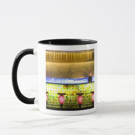 Mug Chine, Shanghai. Bar du Xin Tian Di bar 2 (Gauche)