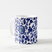 Mug Chinois bleu marine foncé motif floral sur blanc (Devant gauche)