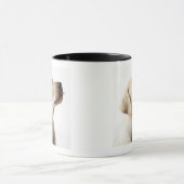 Mug Chiot blond de Labrador collant la langue (Centre)