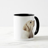 Mug Chiot blond de Labrador collant la langue (Devant droit)