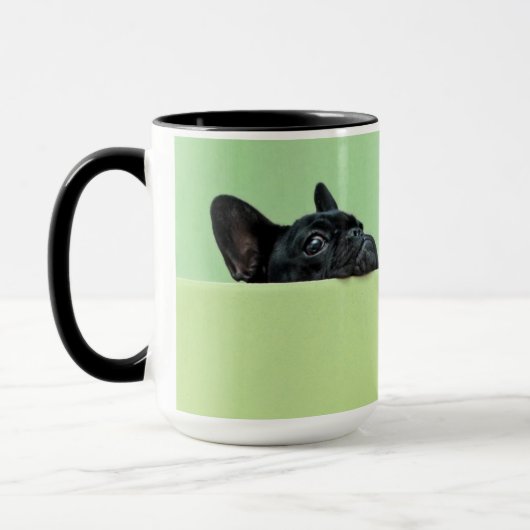 Mug Chiot de bouledogue français scrutant au-dessus du (Gauche)