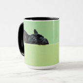 Mug Chiot de bouledogue français scrutant au-dessus du (Devant gauche)