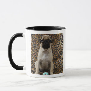 Mug Chiot de carlin se reposant contre le poster de