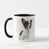 Mug Chiot de Chihuhua se tenant sur le tissu blanc (Gauche)
