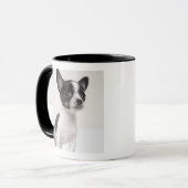 Mug Chiot de Chihuhua se tenant sur le tissu blanc (Devant gauche)