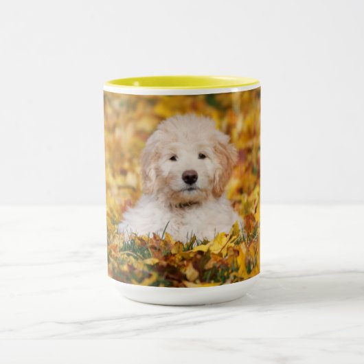 Mug Chiot De Goldendoodle En Feuilles D'Automne (Centre)