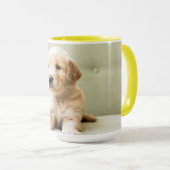 Mug Chiot d'or sur un canapé (Devant droit)