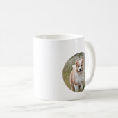 Mug Chiot en jeu dans un champ de fleurs (Devant droit)