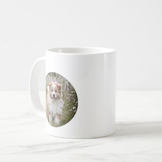 Mug Chiot en jeu dans un champ de fleurs (Devant gauche)
