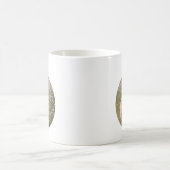 Mug Chiot en jeu dans un champ de fleurs (Centre)