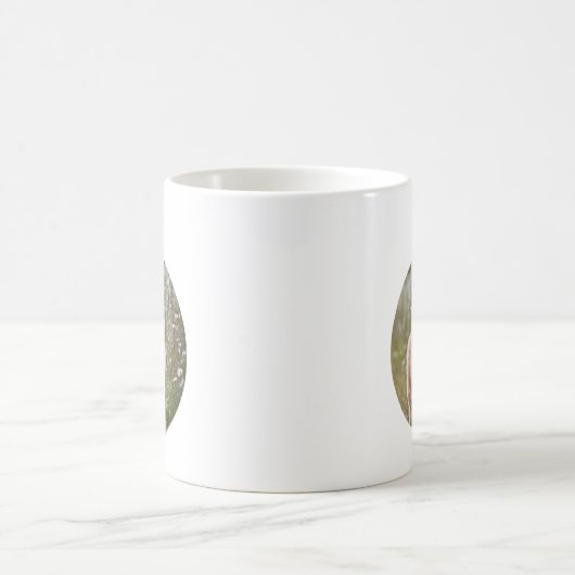 Mug Chiot en jeu dans un champ de fleurs (Centre)