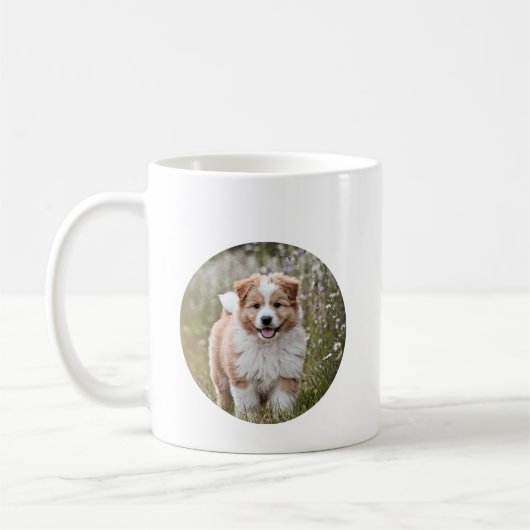 Mug Chiot en jeu dans un champ de fleurs (Gauche)