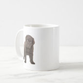 Mug Chiot gros de Labrador de chocolat (Devant gauche)