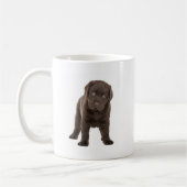 Mug Chiot gros de Labrador de chocolat (Gauche)