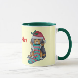Mug chiot noir et brun mignon vêtu pour noël