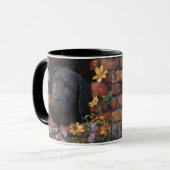 Mug Chiot triste en pluie et conception de mur de briq (Devant gauche)