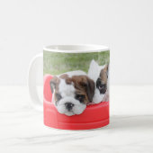 Mug Chiots anglais de bouledogue dans un chariot (Devant gauche)