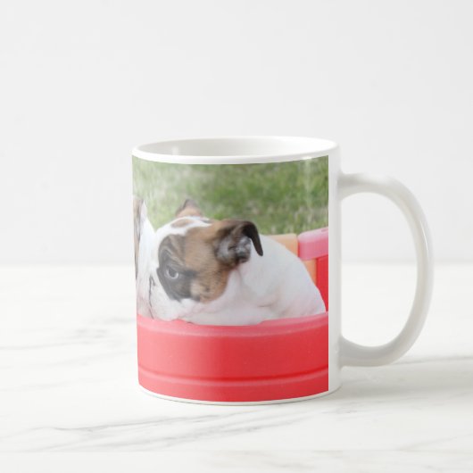 Mug Chiots anglais de bouledogue dans un chariot (Droite)