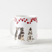Mug Chiots de berger allemand et ornements rouges (Devant gauche)