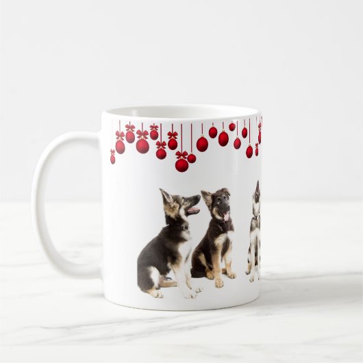 Mug Chiots de berger allemand et ornements rouges (Gauche)