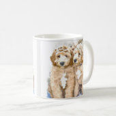 Mug Chiots Goldendoodle jouant mignon (Devant droit)