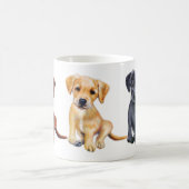 Mug Chiots mignons de Labrador, 3 couleurs sur une (Centre)