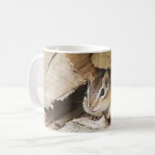 Mug Chipmunk dans une pile de bois (Devant gauche)