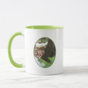 Mug Chipmunk Jetant Un Regard Derrière L'Arbre