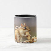 Mug Chipmunk mange une cacahuète (Centre)