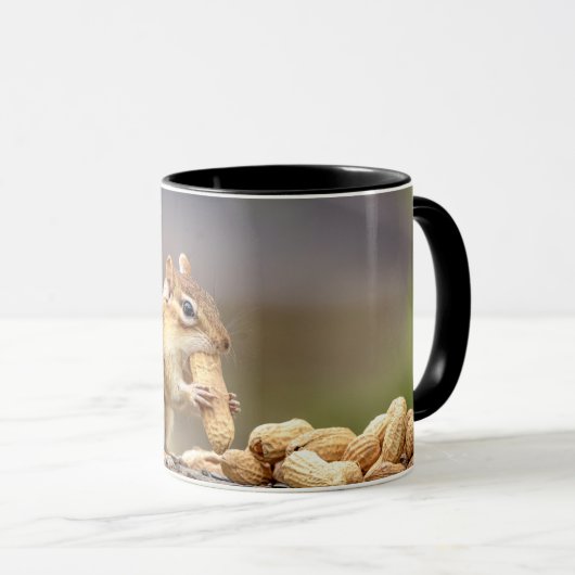 Mug Chipmunk mange une cacahuète (Devant droit)