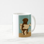 Mug Chocolat Labrador Lecture journal sur Toilet (Devant droit)