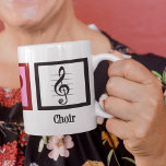 Mug Chorale Peace Love<br><div class="desc">Un joli cadeau pour un chanteur qui aime l'amour dans le choeur. Alto, soprano, ténor ou basse, ils aiment tous chanter. Un joli design choral.</div>