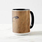 Mug Chouette à oreilles courtes en vol dans les prairi (Devant droit)