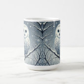 Mug Chouette des neiges perchée sur une branche de nei (Centre)