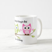 Mug Chouette rose, verte et bleue accrochée à une bran (Devant droit)